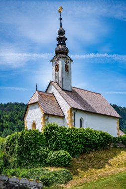 Avusturya 'daki Woerthersee Gölü' nde Maria Woerth 'in kıyı manzarası ve kiliseleri.