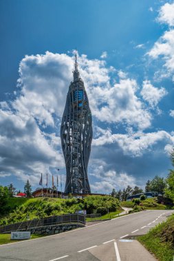 Avusturya 'daki Woerthersee Gölü' ndeki Piramidenkogel gözlem kulesinin manzarası.