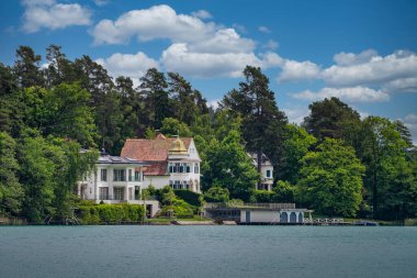 Avusturya 'daki Woerthersee Gölü' ndeki Maria Woerth kıyı şeridi manzarası.