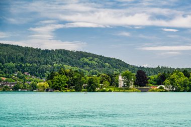 Avusturya 'daki Woerthersee Gölü' ndeki Maria Woerth kıyı şeridi manzarası.