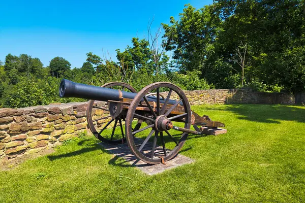 Almanya 'daki Bornstedt şatosunun hava manzarası sonbaharın sonlarında harabeye döndü