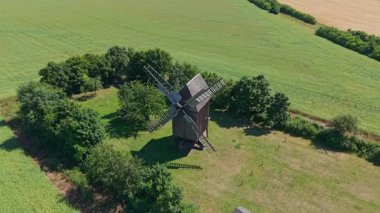 Almanya 'da Thüringen' de Schillingstedt yakınlarındaki yel değirmeni manzarası