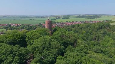 Almanya 'daki Bornstedt şatosunun hava manzarası sonbaharın sonlarında harabeye döndü