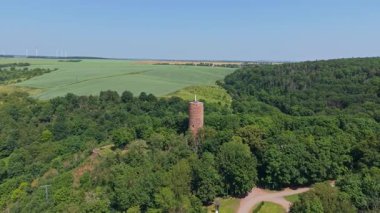 Almanya 'daki Bornstedt şatosunun hava manzarası sonbaharın sonlarında harabeye döndü
