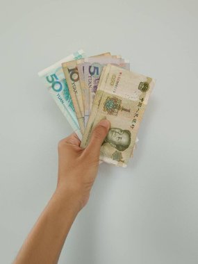 Çin Yuan banknotları ile el ele