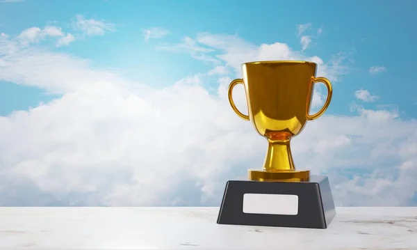Золотой Трофей Белом Фоне Облаками Голубым Небом Победитель Победитель Конкурса — стоковое фото