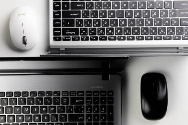 beyaz arkaplanda dizüstü bilgisayar, fare, klavye ve diğer aksesuarlar.