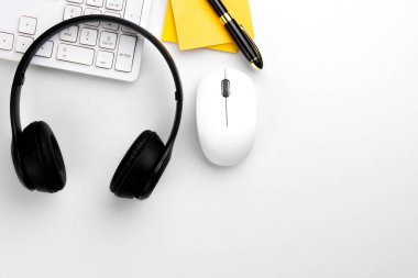 Boş not defteri ve dizüstü bilgisayarlı bir ofis masası. üstteki v