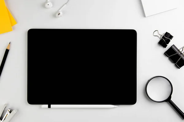 Beyaz arka planda bilgisayar, defter ve akıllı telefondan oluşan düz bir kompozisyon. Metin için boşluk