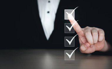 Beyaz işaret simgesi tutan bir işadamı