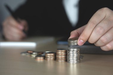 İnsanın eli bozuk paraları sayıyor.