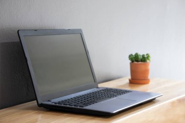 bilgisayar ve defter tahta arka planda. işyeri.