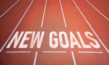 Hedefler ve hedefler, yeşil çimlerin üzerinde ok şeklinde kelimeler. İş konsepti. 3d oluşturma