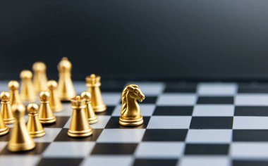 Satranç tahtasında satranç taşları olan iş konsepti