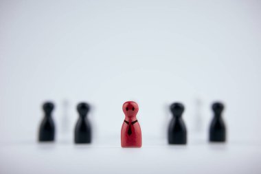 Kırmızı satranç figürleri. iş, liderlik, başarı, strateji ve liderlik kavramı.