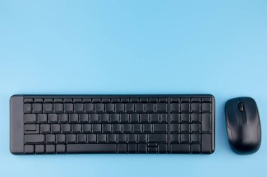 sarı arkaplanda siyah klavye ve fare