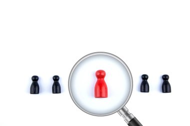 Büyüteç ve arka planda bir adam..