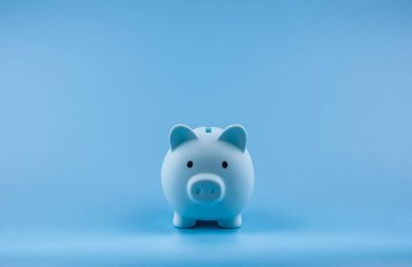 Mavi arka planlı domuz kumbarası