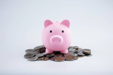 Gri arka planı olan bir kumbara. Para biriktirmek