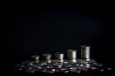 Siyah arkaplanda izole edilmiş para yığını