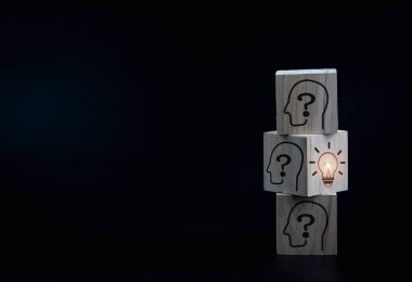 Tahta bir masanın üzerinde soru işareti olan tahta bloklar.