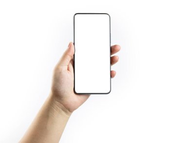 Beyaz arka planda izole edilmiş boş ekranlı akıllı telefonu tutan eller