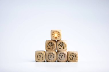 Tahta bloklar insan şeklinde..