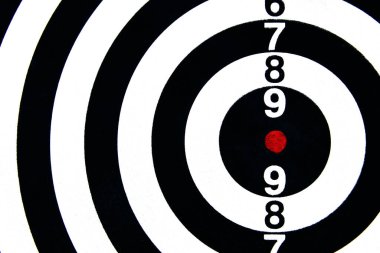 Dart tahtasında kırmızı ok hedefi var.