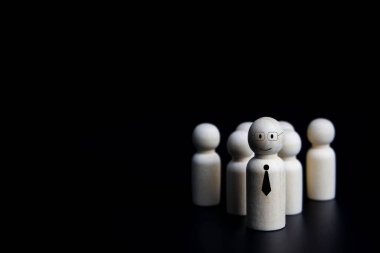 İş konsepti. İnsanlar siyah figürlerin önünde duruyorlar.