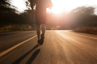 yolda çalışan runner atlet.