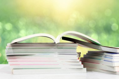 Arka plan bulanık üzerinde kitap yığını