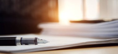 Masadaki kalem, defter ve kalemi kapat..