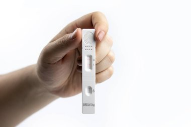 Kadın hamilelik testini hafif arka planda tutuyor