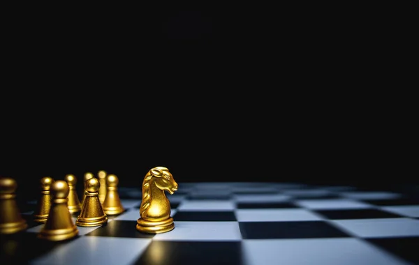 Svislý Záběr Šachových Figurín Tmavém Pozadí — Stock fotografie