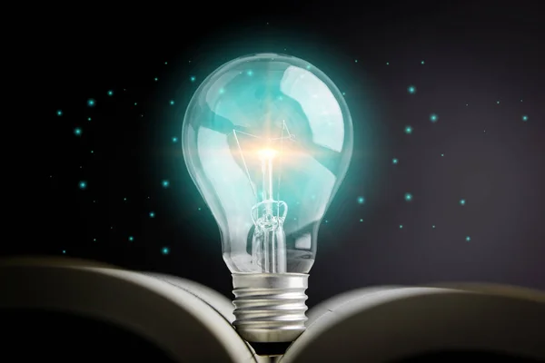 Siyah arkaplan üzerine açık kitap