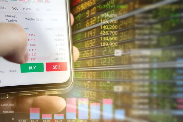 株式市場グラフ 株式取引チャート 証券取引所 デジタルマーケティングコンセプトを使用したスマートフォン — ストック写真