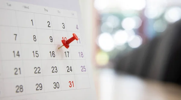 Toplantı için takvim ve kalemi masaya kapat