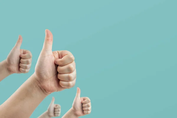 Mavi arkaplanda OK işareti gösteriliyor.