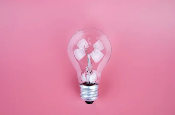 Glühbirne Mit Rosa Hintergrund — Stockfoto