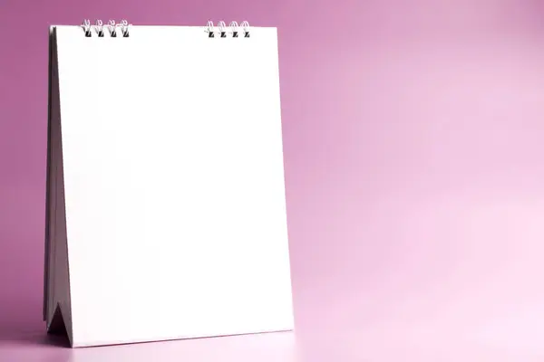 Λευκό Κενό Ημερολόγιο Απομονωμένο Ροζ — Φωτογραφία Αρχείου