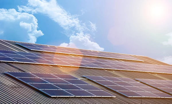 Солнечные Панели Крыше Современного Дома Альтернативная Энергия Стоковое Изображение