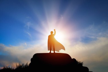 Adam ayakta ve gökyüzüyle dağın tepesine bakıyor