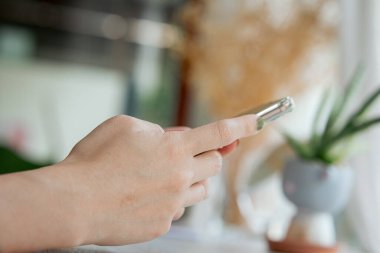 El, sosyal medyayı takip etmek ve çevrimiçi bilgi aramak için akıllı telefon uygulaması kullanıyor.