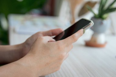 El, sosyal medyayı takip etmek ve çevrimiçi bilgi aramak için akıllı telefon uygulaması kullanıyor.