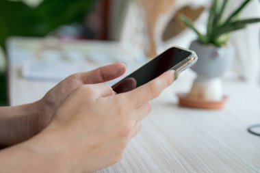 El, sosyal medyayı takip etmek ve çevrimiçi bilgi aramak için akıllı telefon uygulaması kullanıyor.