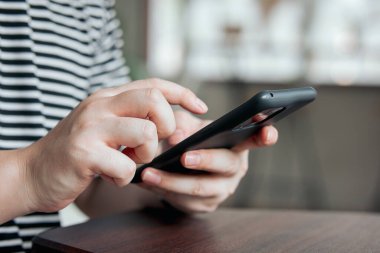 El, sosyal medyayı takip etmek ve çevrimiçi bilgi aramak için akıllı telefon uygulaması kullanıyor.