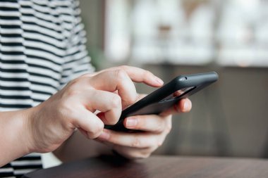 El, sosyal medyayı takip etmek ve çevrimiçi bilgi aramak için akıllı telefon uygulaması kullanıyor.