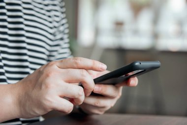 El, sosyal medyayı takip etmek ve çevrimiçi bilgi aramak için akıllı telefon uygulaması kullanıyor.