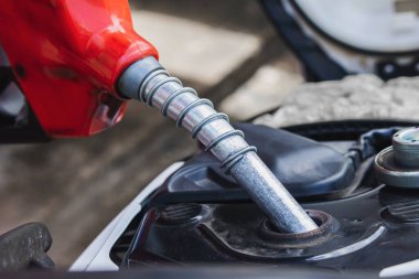 Bir arabanın motor pompasını pompayla kapatın.