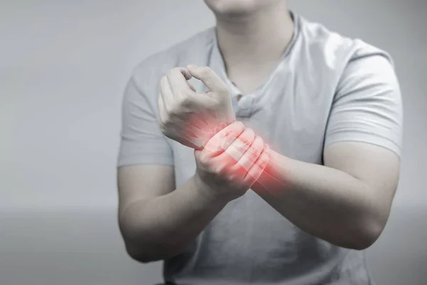 Asyalı adamın bileğinde ağrı var..